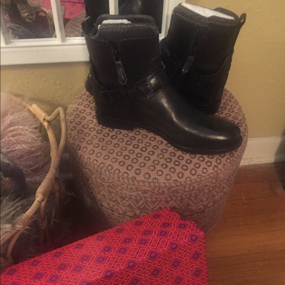 Tory Burch Shoes - Tory Burch Colton leather booties